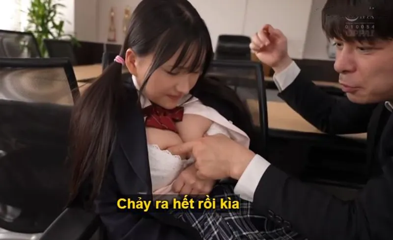 Ba năm trời, thầy giáo rèn luyện cô học trò ngực khủng thành " bình đựng tinh"